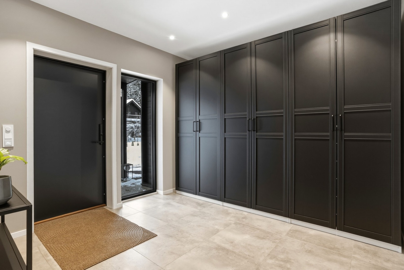 Lys og romslig entré med flislagt gulv og god oppbevaringsplass i garderobeskap. Adkomst til garasje fra entre og bod. Galleribilde