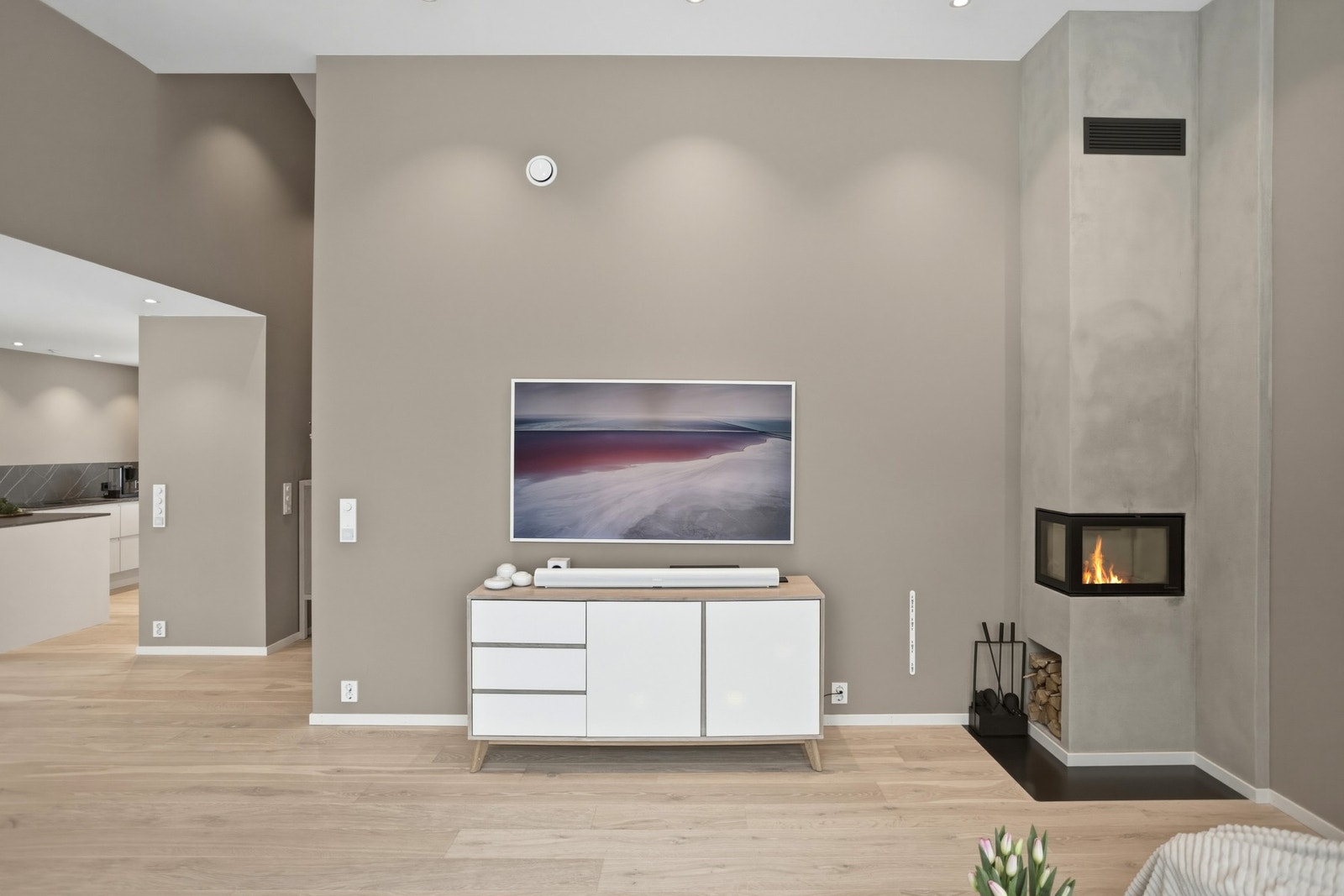 I det ene hjørnet står en innebygd peisovn som gir både god varme og hyggelig stemning. Galleribilde