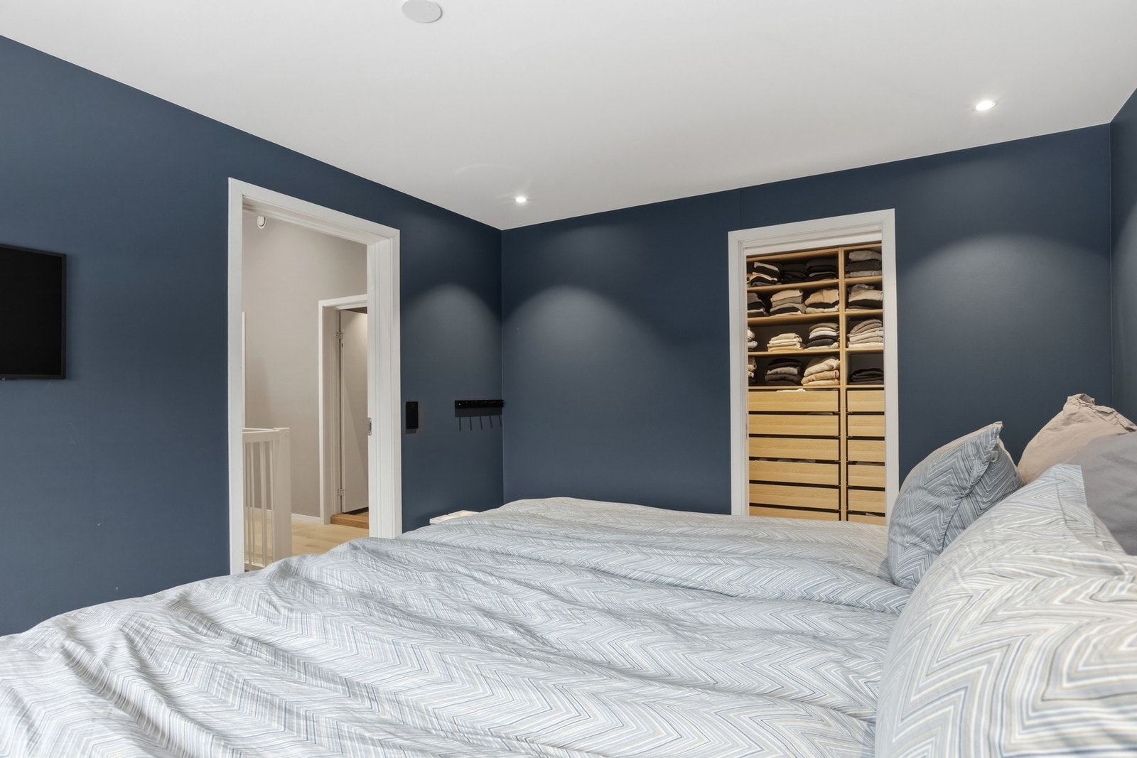 Begge soverom har 1-stavs parkettgulv og slette flater på vegger og i himling Galleribilde