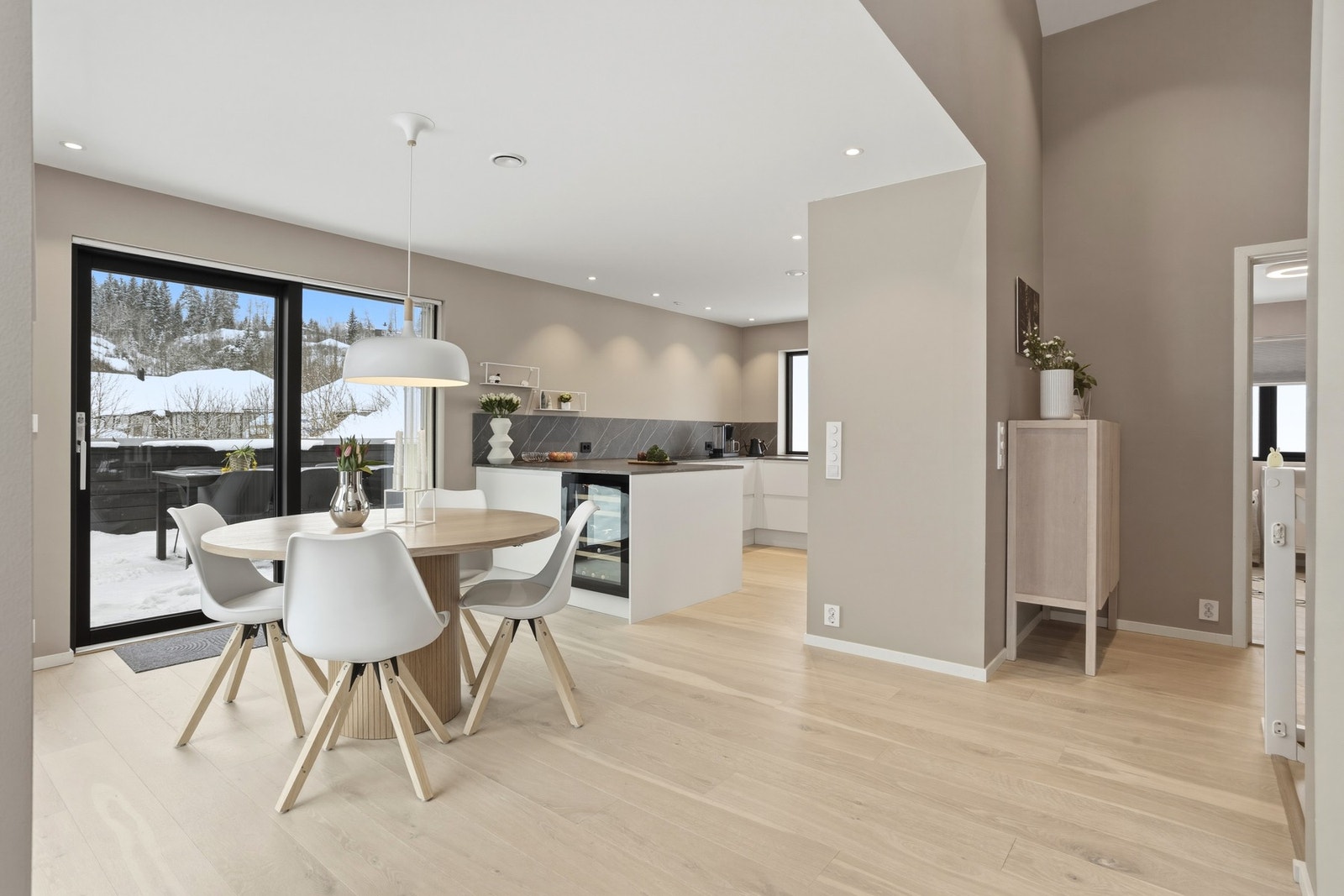 Spisebordet er praktisk plassert i forbindelse med kjøkkenet. Her er det plass til mange gjester om man ønsker! Galleribilde