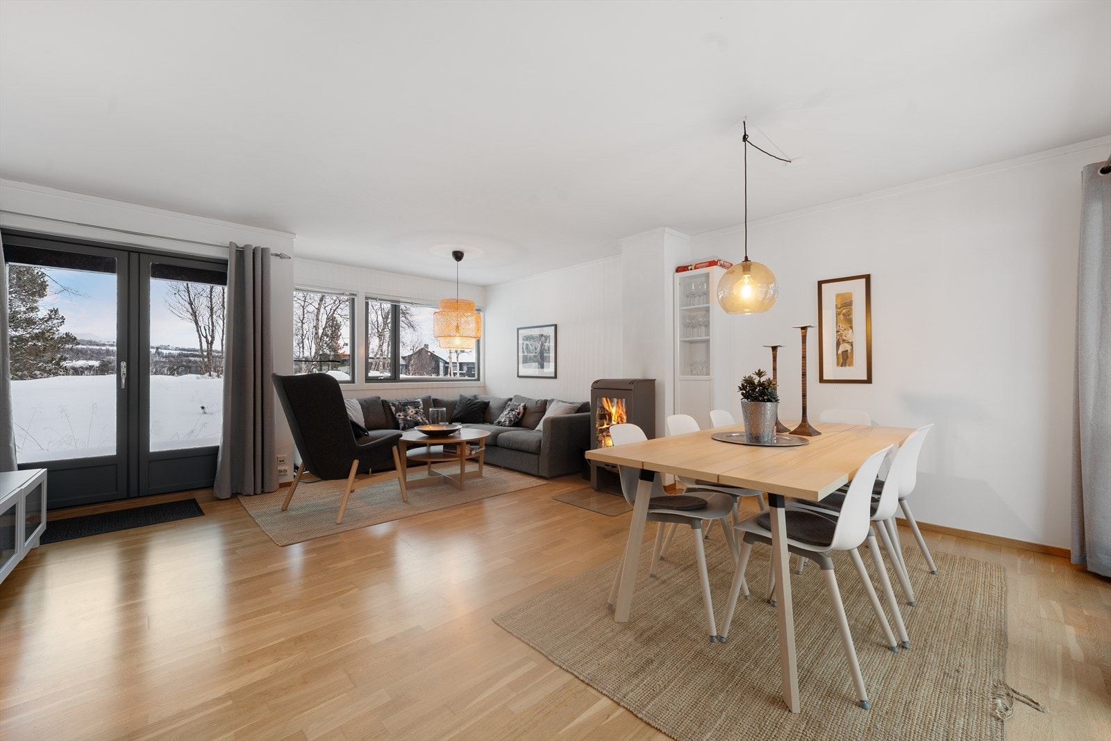 Fra stua er det utgang til terrasse Galleribilde