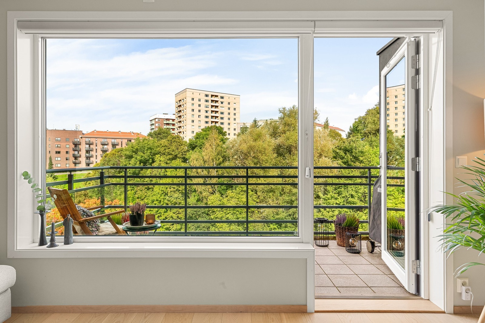 Leiligheten ligger høyt og fritt til i byggets 7. etasje, med en av sameiets beste plasseringer i første rekke ut mot Akerselva. Galleribilde