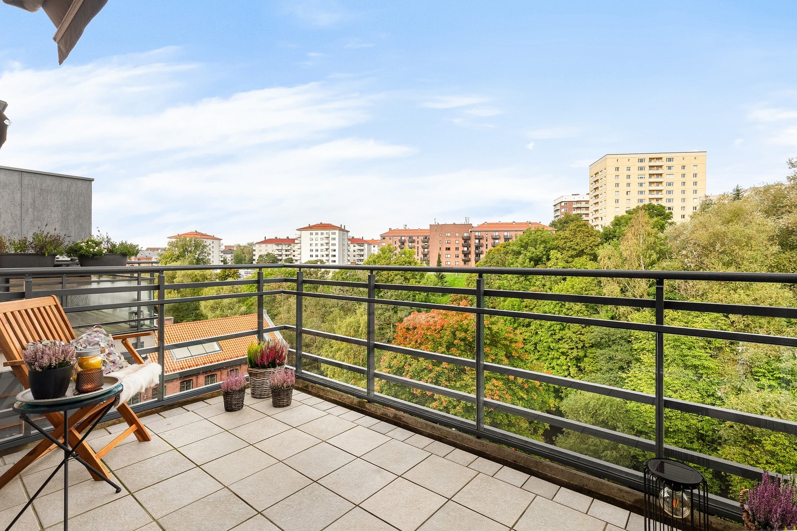 Stuen åpner seg mot en nydelig balkong på 9 m² med meget gode solforhold. Balkongen er utstyrt med stikkontakt, utebelysning og elektrisk markise. Galleribilde