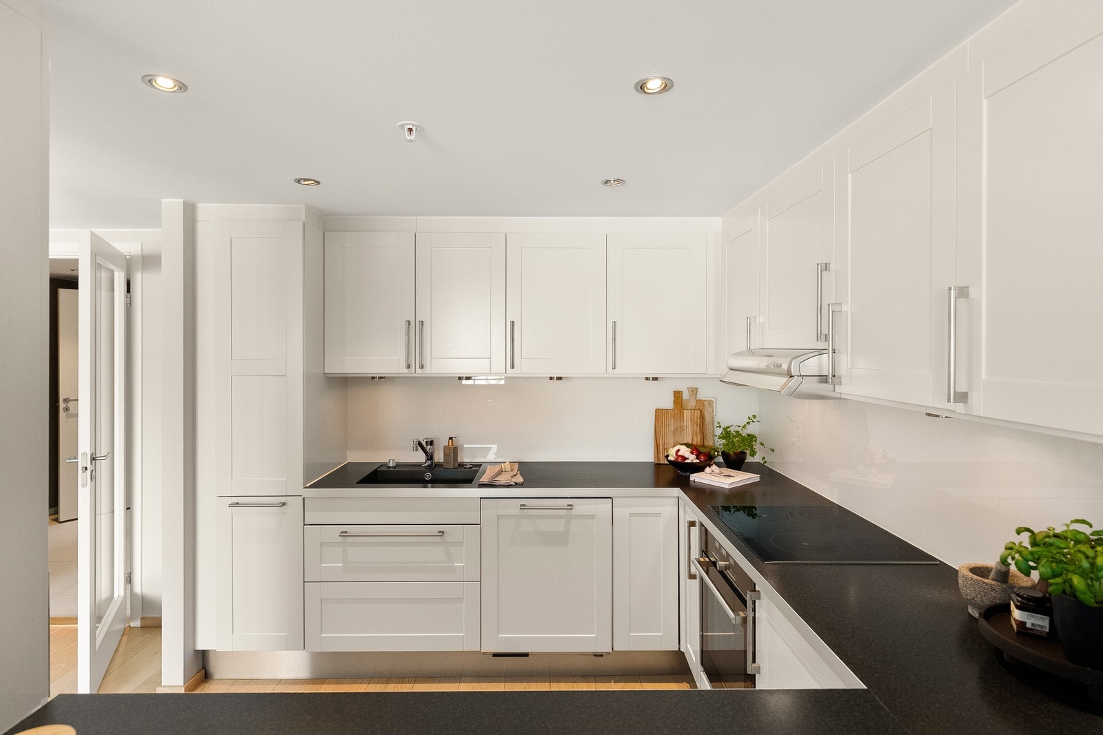 Det er rikelig med skap- og benkeplass som gir effektive arbeidsflater og god oppbevaringsplass. Galleribilde