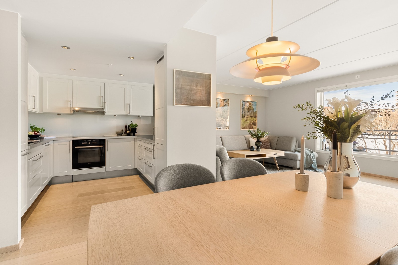 Lyst og velholdt kjøkken fra kvalitetsleverandøren HTH. Galleribilde