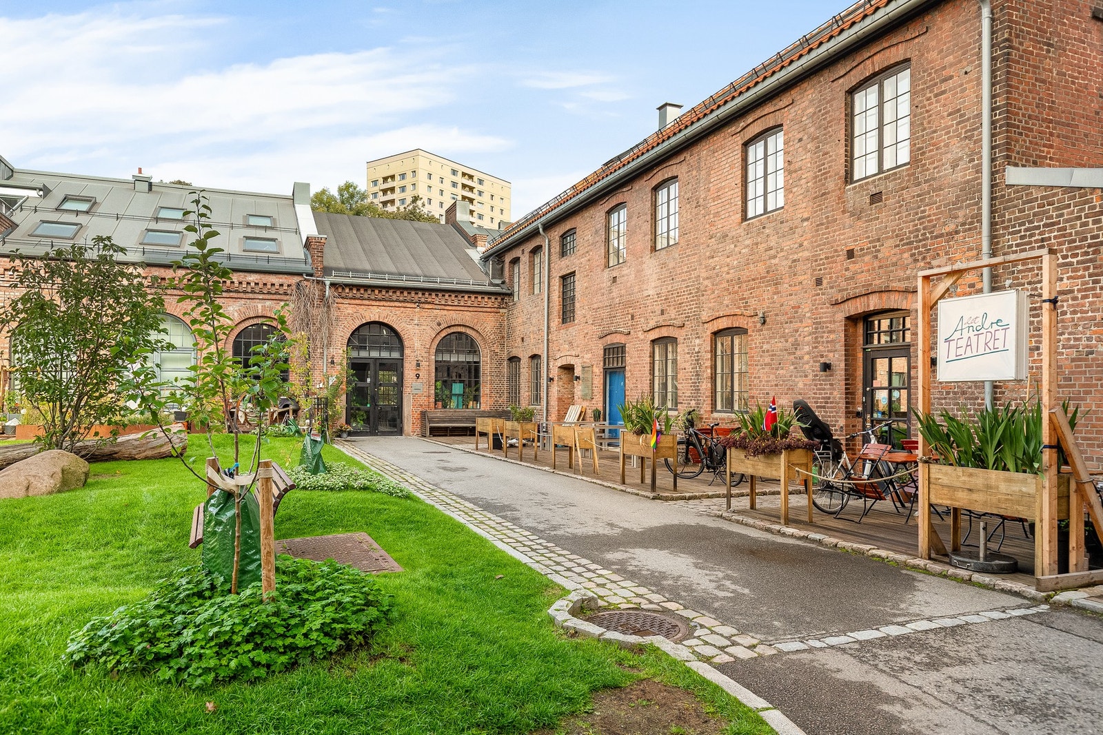 I umiddelbar nærhet ligger Det Andre Teatret - improteater med teaterbar og uteservering, samt ukentlige forestillinger for både barn og voksne. Galleribilde