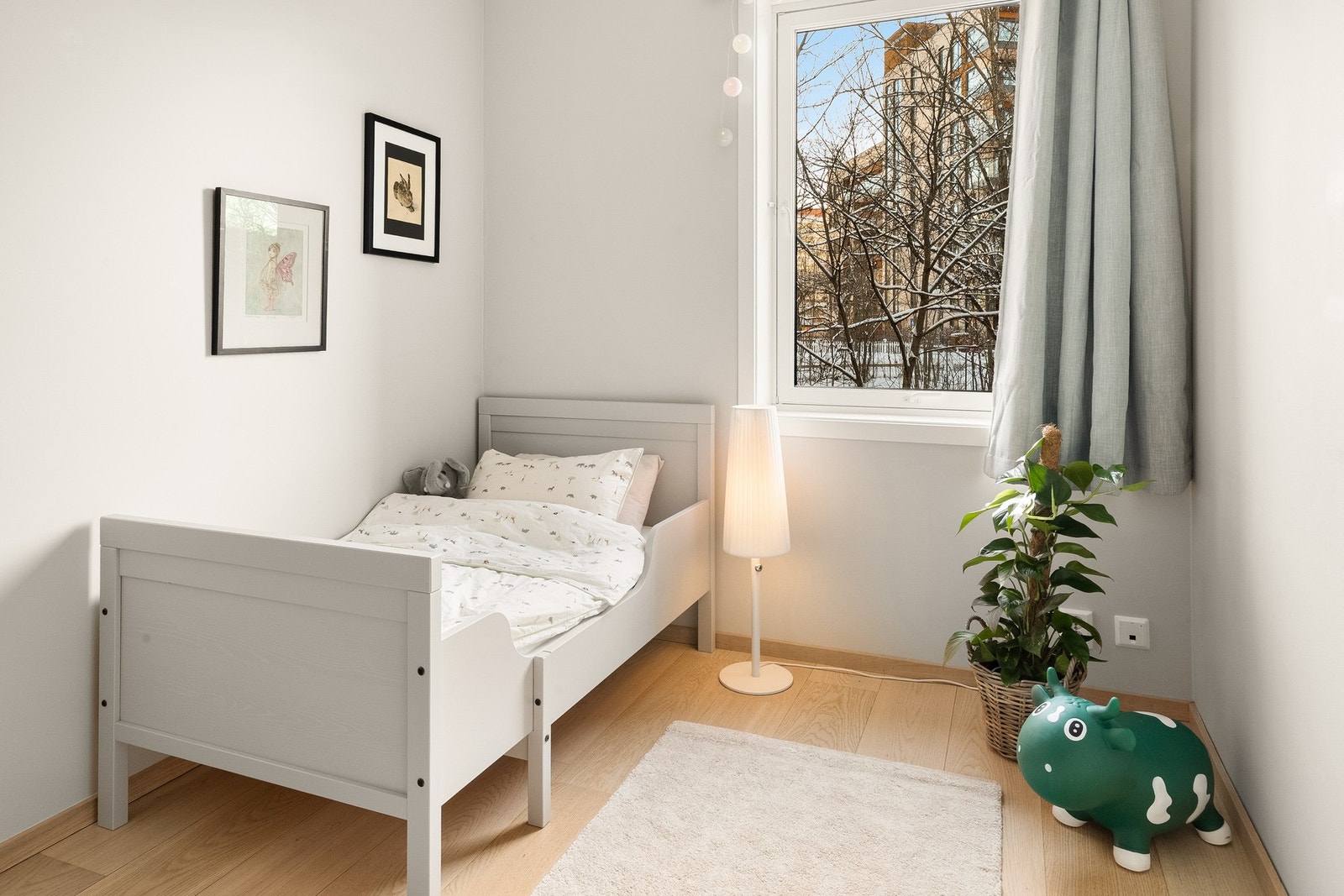 God plass til både seng og lekeområde på gulvet. Galleribilde