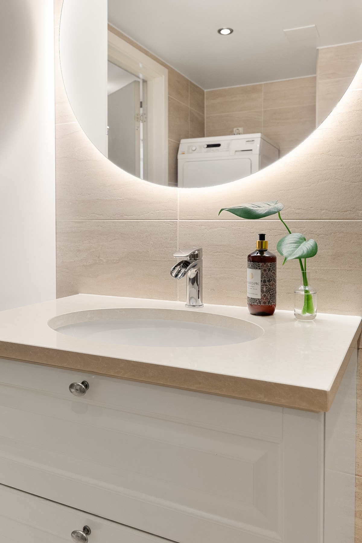 Gulvet er utstyrt med elektriske varmekabler, og nedsenket himling med downlights gir en jevn og behagelig belysning i rommet. Galleribilde