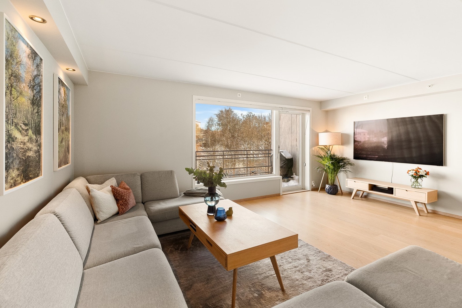 De store vindusflatene gir rikelig med naturlig lysinnslipp. Galleribilde