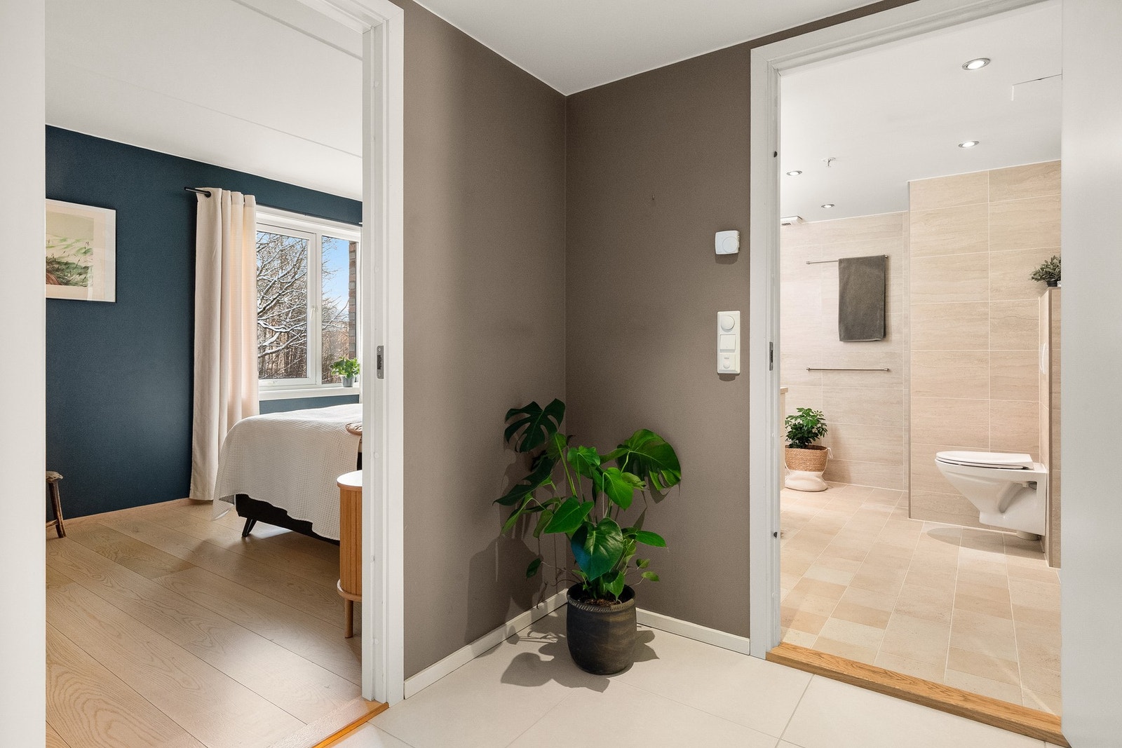 Mellomgangen fungerer som et knutepunkt mellom hovedsoverom, bad og stue. Galleribilde