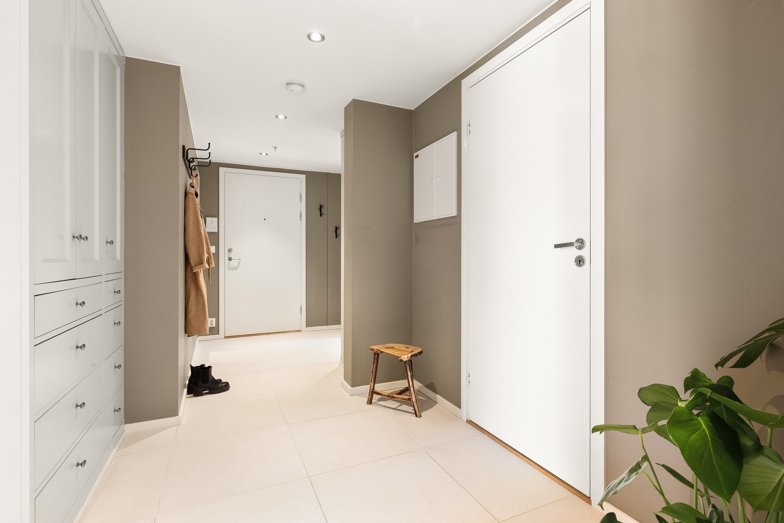 Delikat entré med god plass til oppheng av yttertøy. Galleribilde