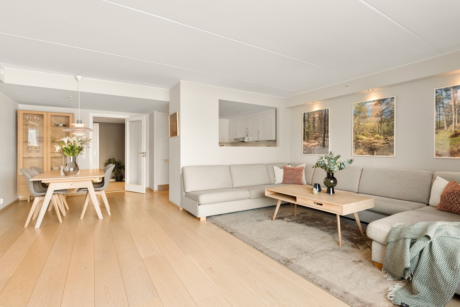 Stuen har god plass til ønsket møblering. Galleribilde