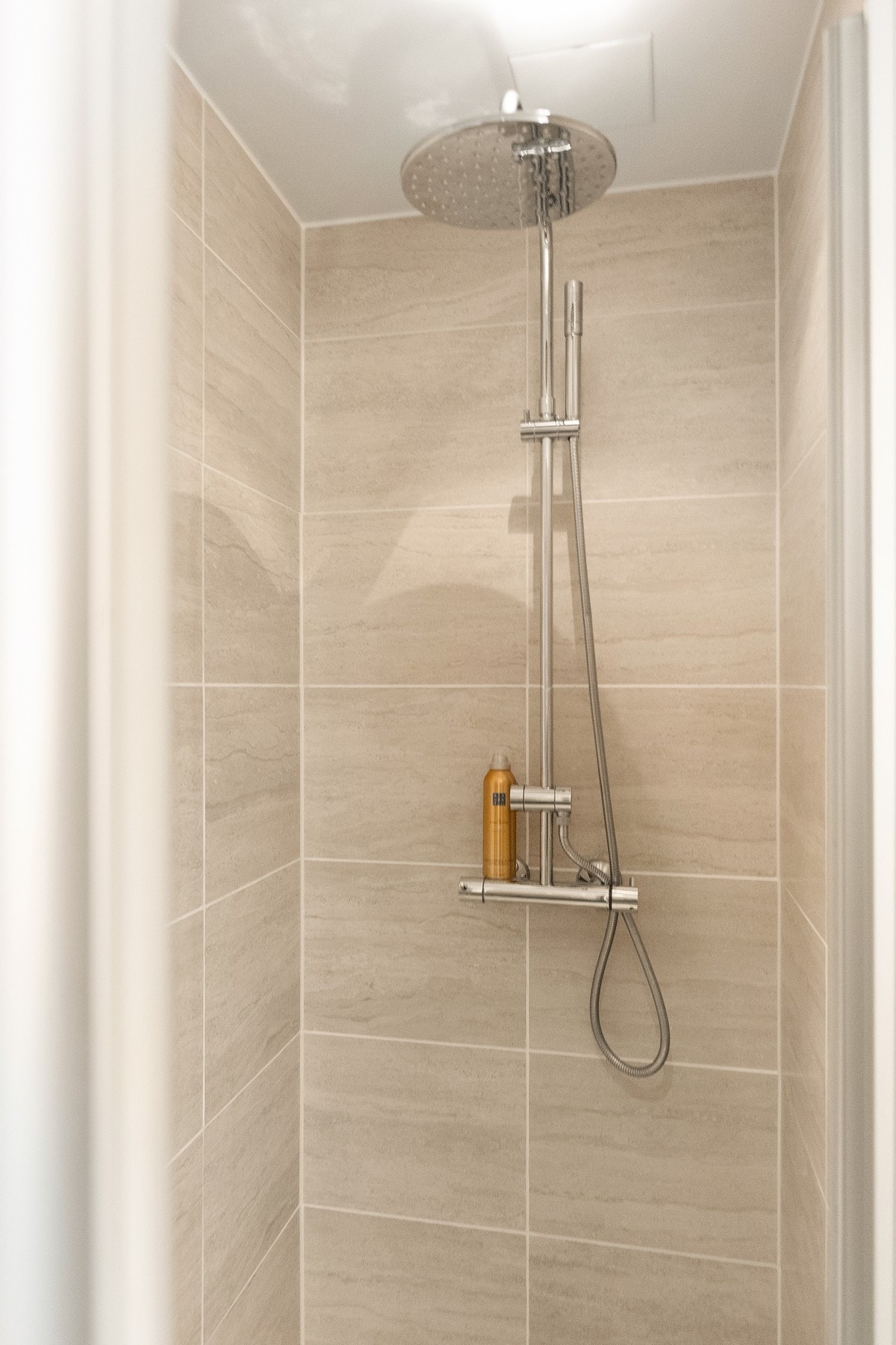 Dusjnisje med regnfallsdusj. Galleribilde