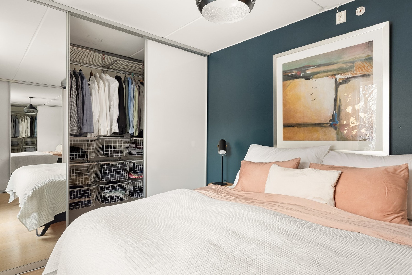 Kombinasjonen av hengeløsninger og trådkurver gir fleksibel organisering. Galleribilde