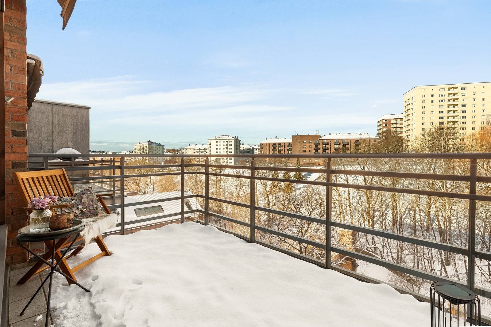 De frodige omgivelsene skaper en behagelig ramme rundt hverdagen, med variasjoner gjennom årstidene. Galleribilde