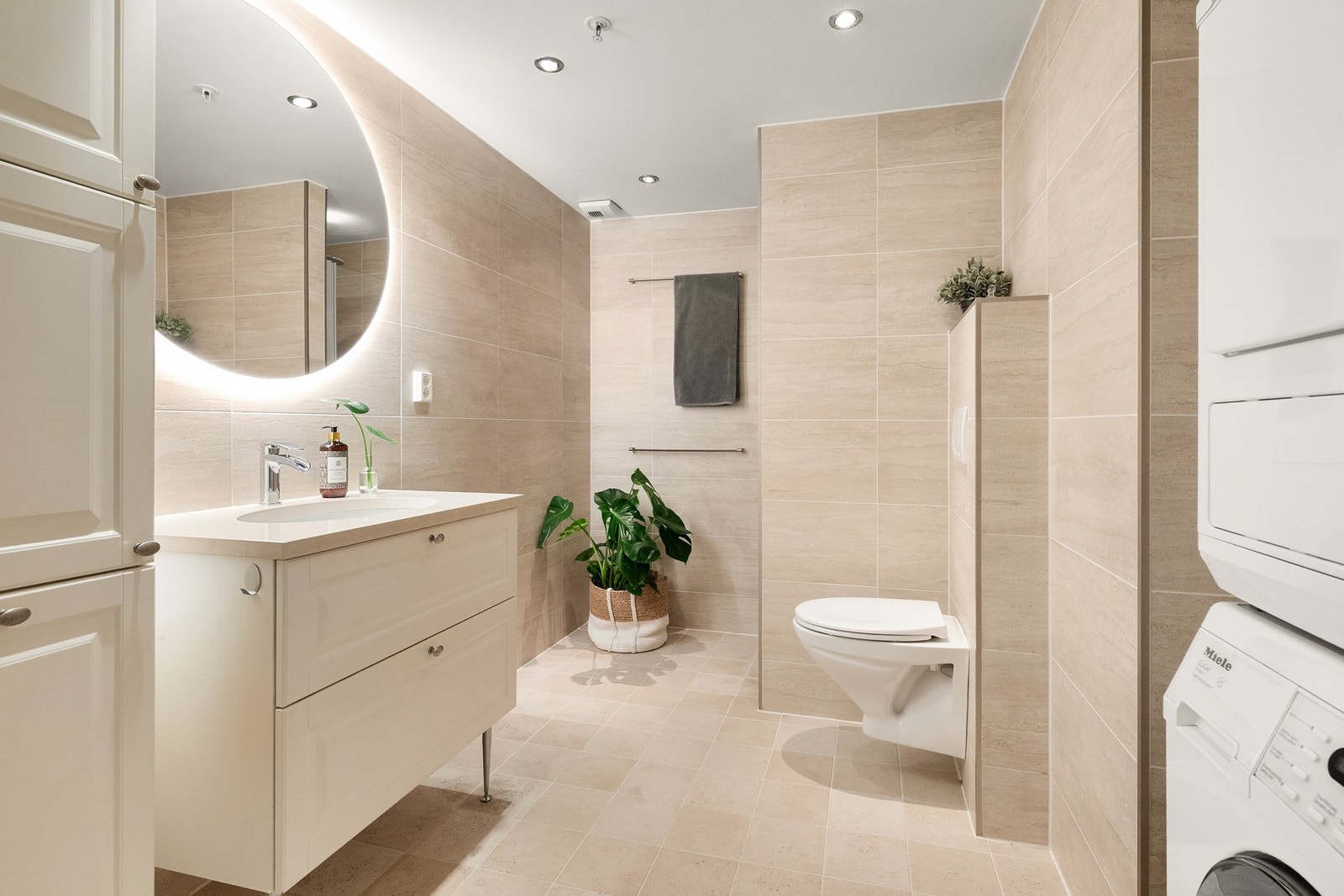 Badet har en luftig utforming med tidløse materialvalg. Galleribilde