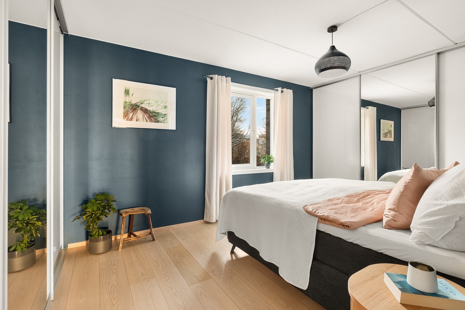 Soverommet er praktisk løst med skyvedørsgarderober på begge sider. Galleribilde