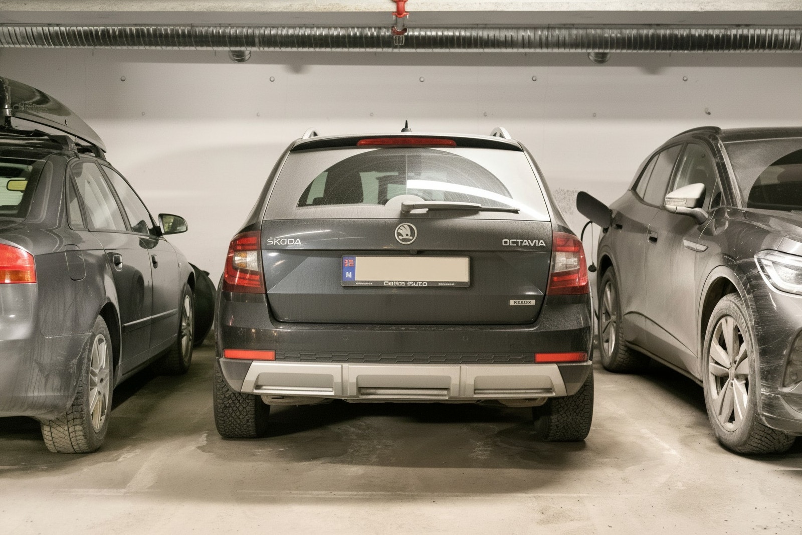 Egen parkeringsplass i felles garasjeanlegg med mulighet for etablering av elbillader. Heisadkomst direkte til etasjeplan gir tørr adkomst fra bil til leilighet. Galleribilde