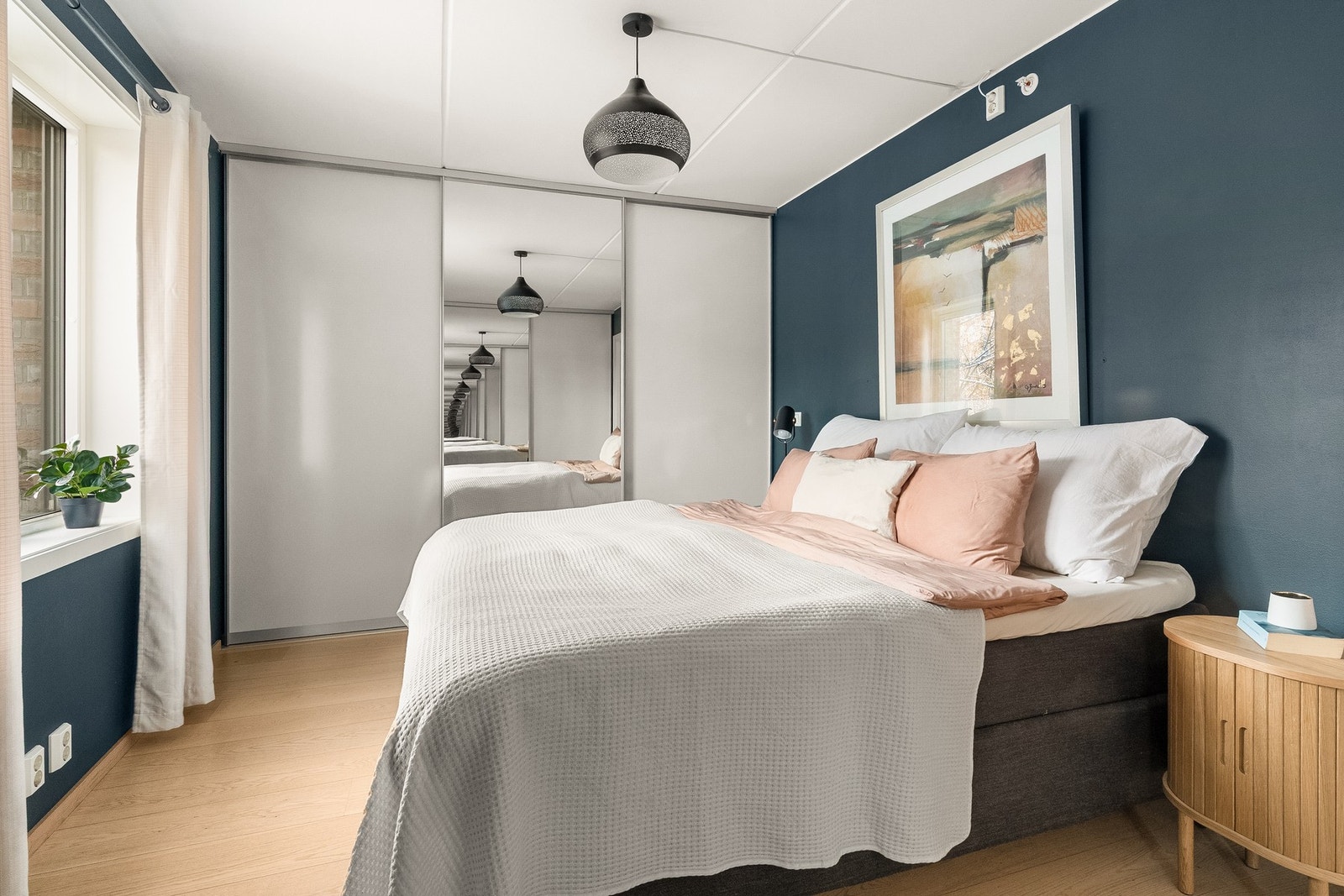 Soverom I fremstår romslig med god plass til dobbeltseng, tilhørende nattbord og ulike oppbevaringsløsninger. Galleribilde