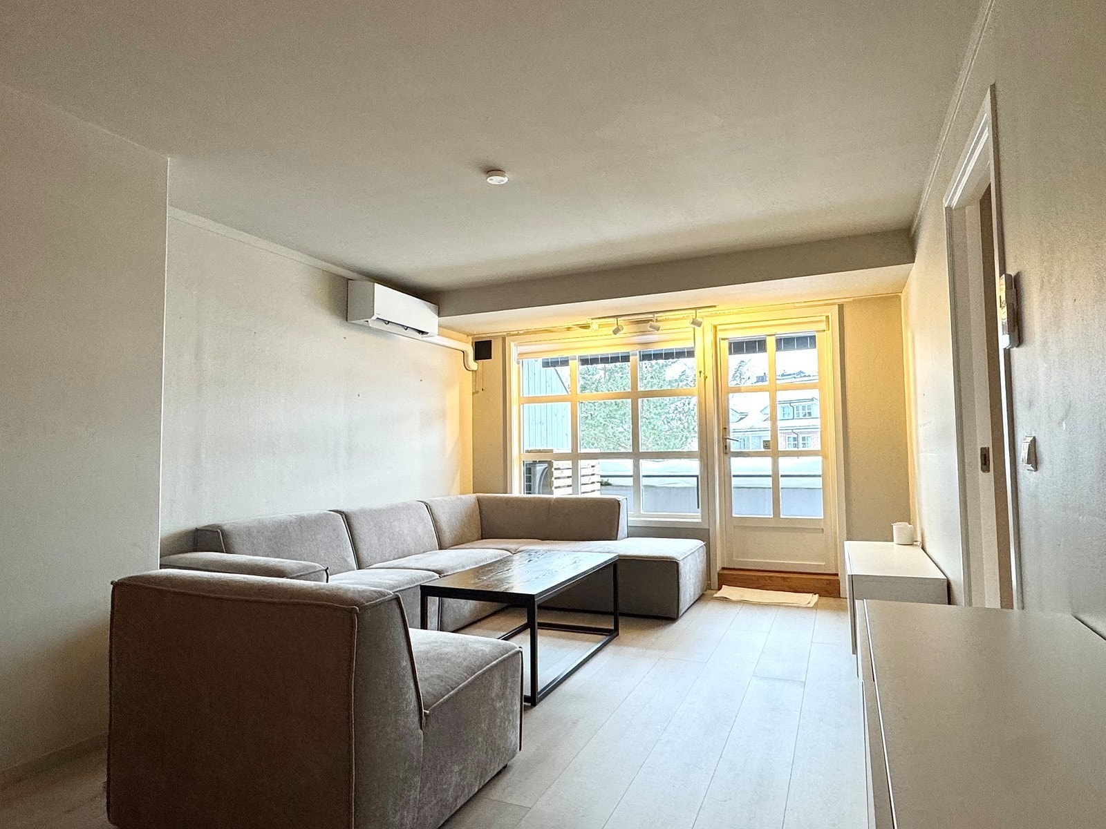 Stue med utgang til romslig solfylt balkong Galleribilde