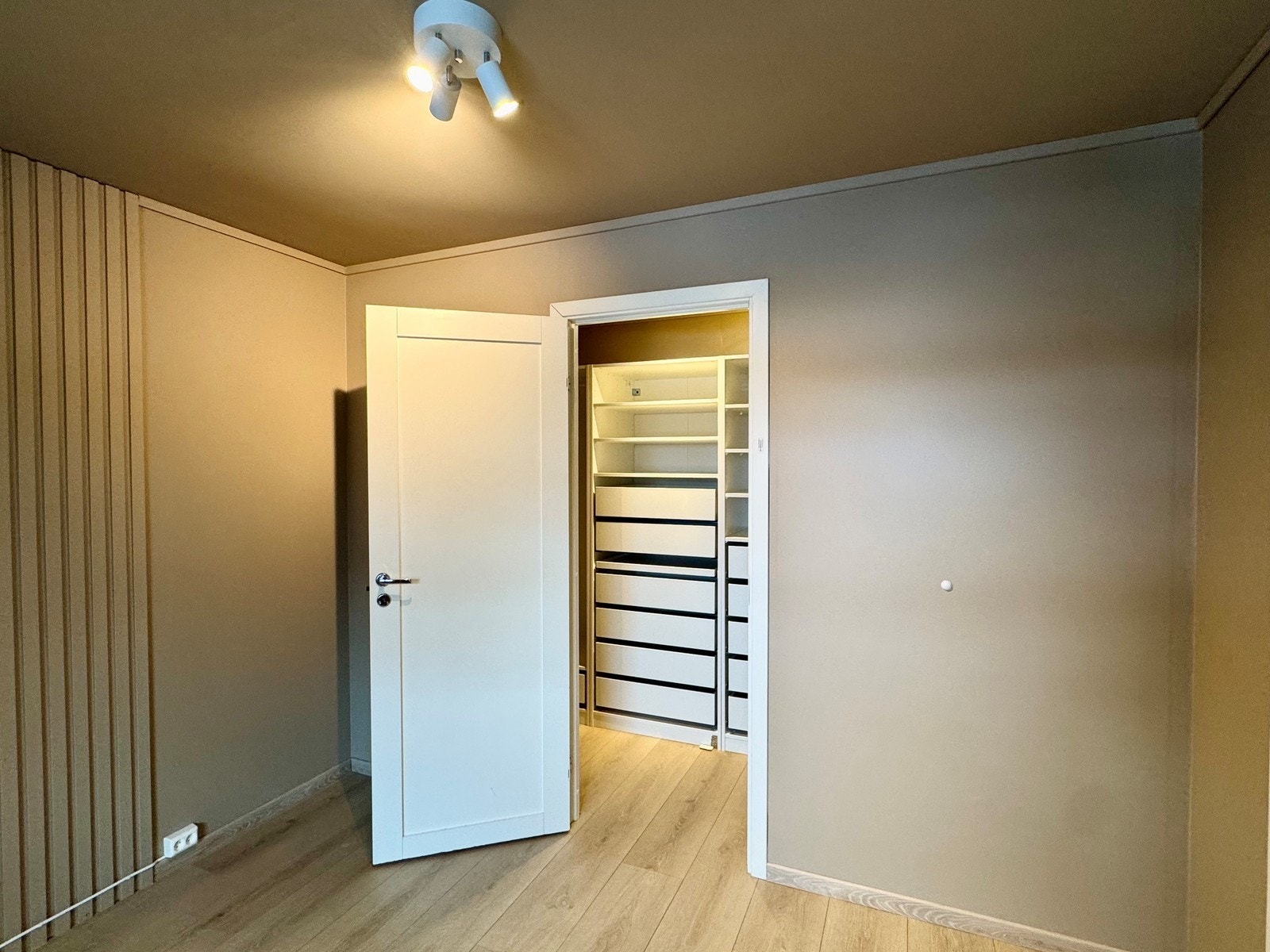 Hovedsoverommet har egen walk-in Galleribilde