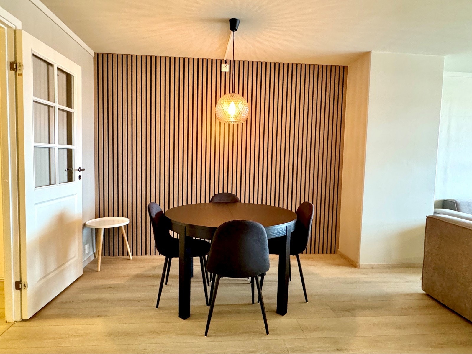 Spisebord med tilhørende stoler Galleribilde