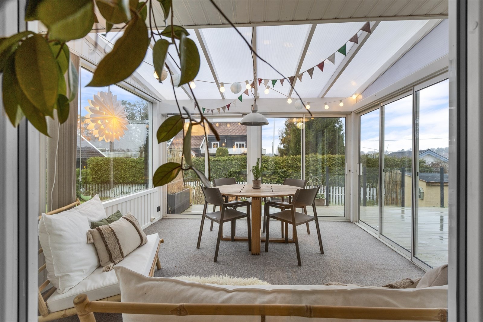 Med både stor terrasse og sommerstue er alle muliugheter tilstede for de gode hyggelige dagene ute Galleribilde