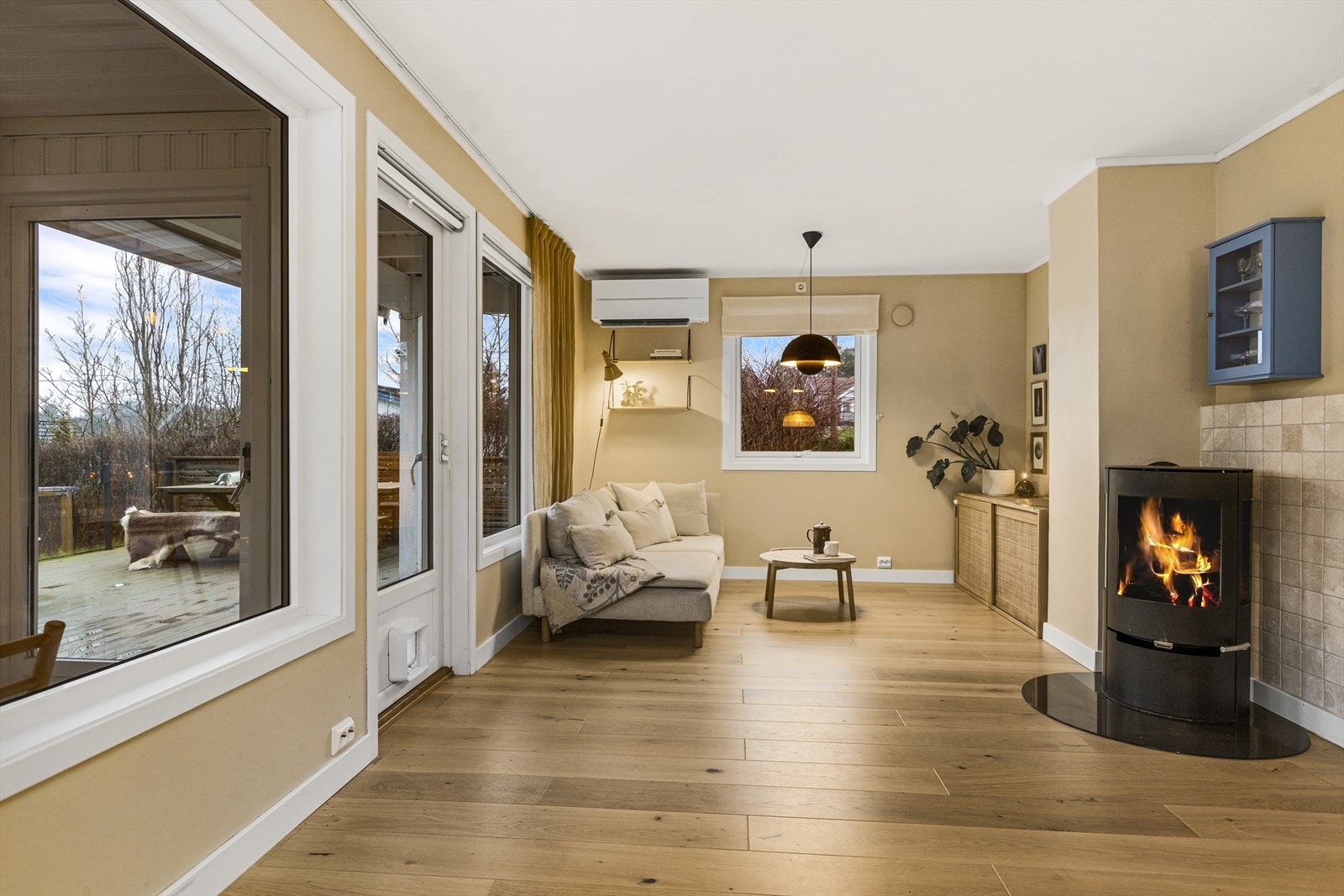 Det er både varmepumpe og vedovn i stuen - i tillegg kommer gulvvarme- så her fryser man ikke på vinterdagene Galleribilde