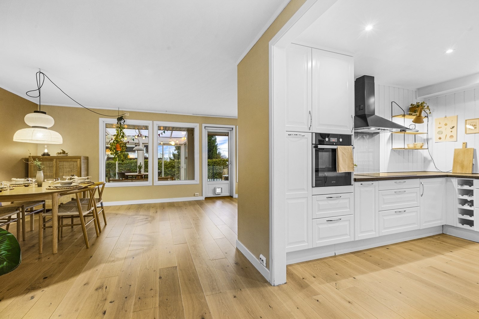 Stor åpning mellom stuen og kjøkkenet gir fin flyt i etasjen Galleribilde