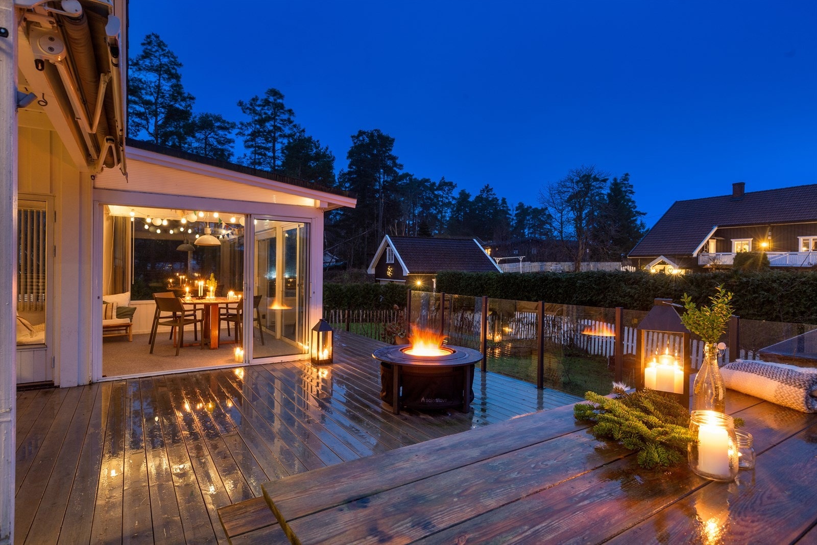 Terrassen har moderne glassrekkverk Galleribilde