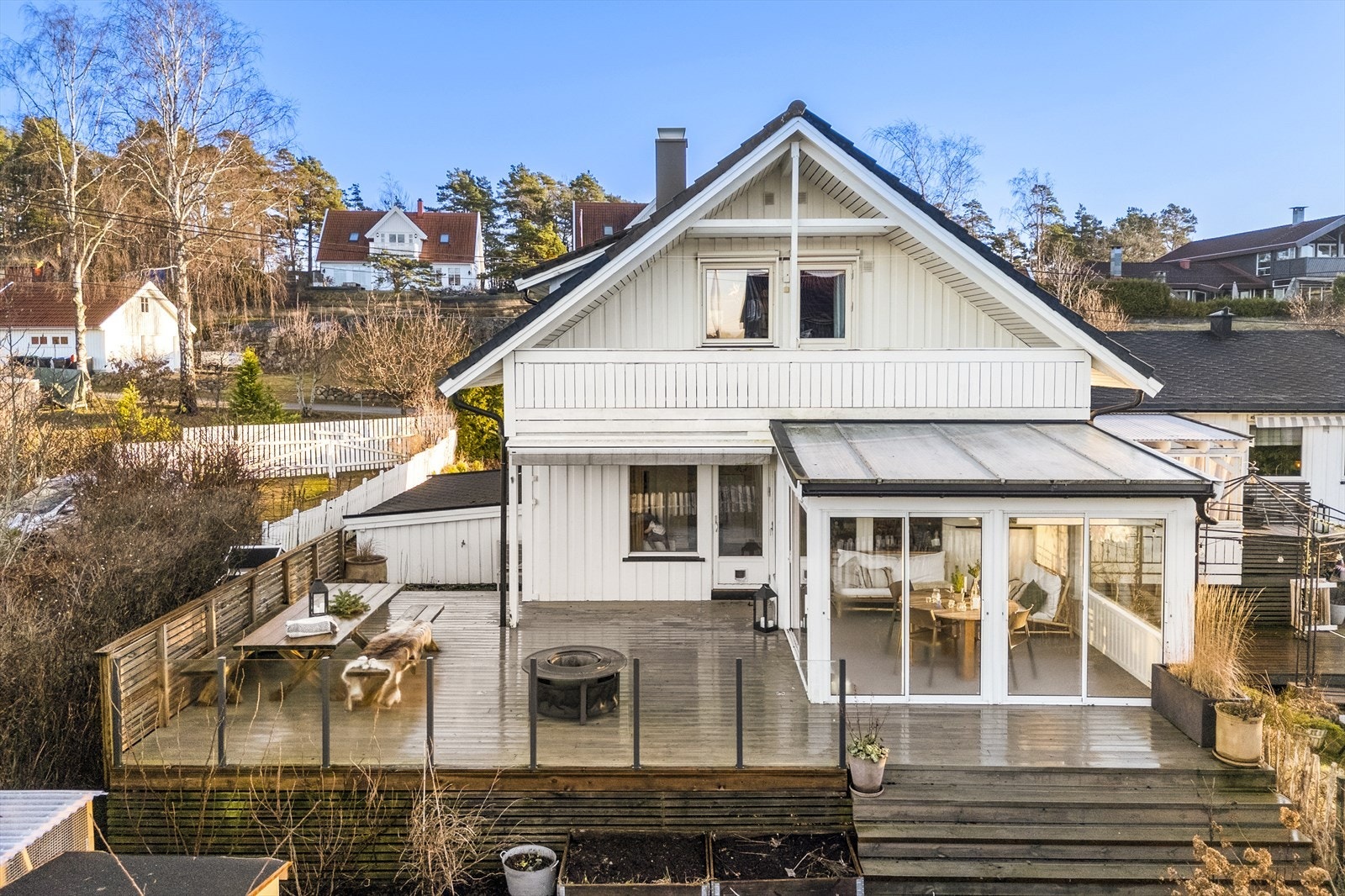 God plass på terrassen - legg merke til den innglassede sommerstuen hvor de litt kjøligere sommerkvelden kan tilbringes. Galleribilde