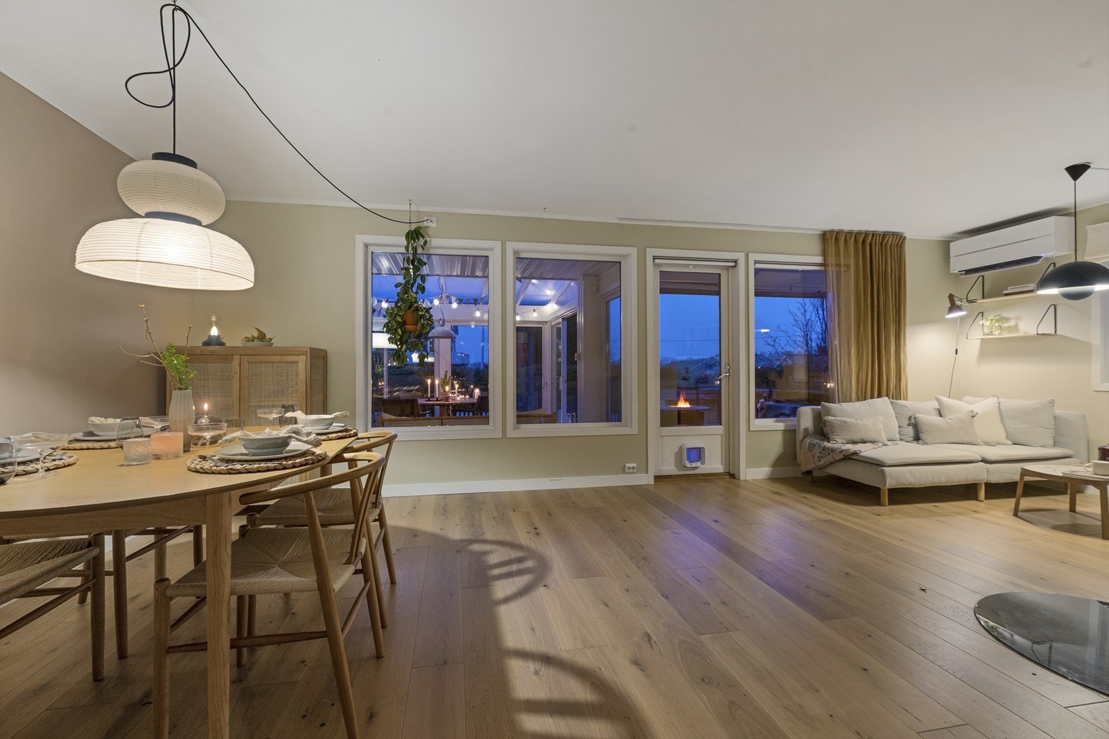 God plass i stuen til flere sittegrupper og spisestue Galleribilde