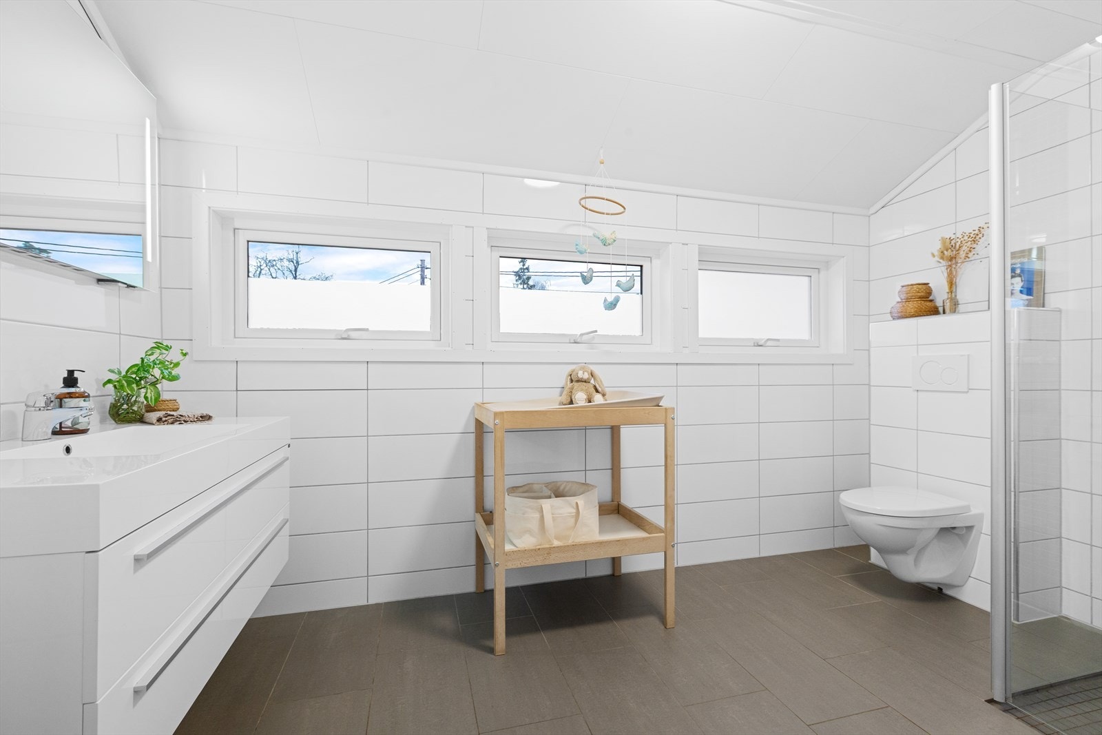 Badet i 2. etg med fliser på gulv og vegg- varmekabel i gulv Galleribilde