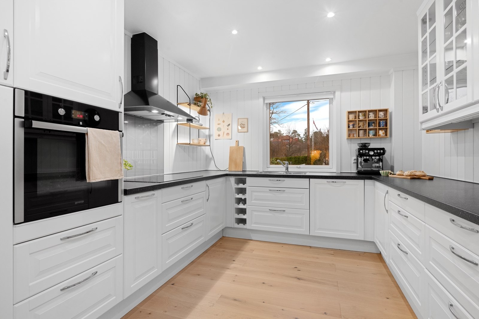 Flott lyst profilert kjøkken Galleribilde