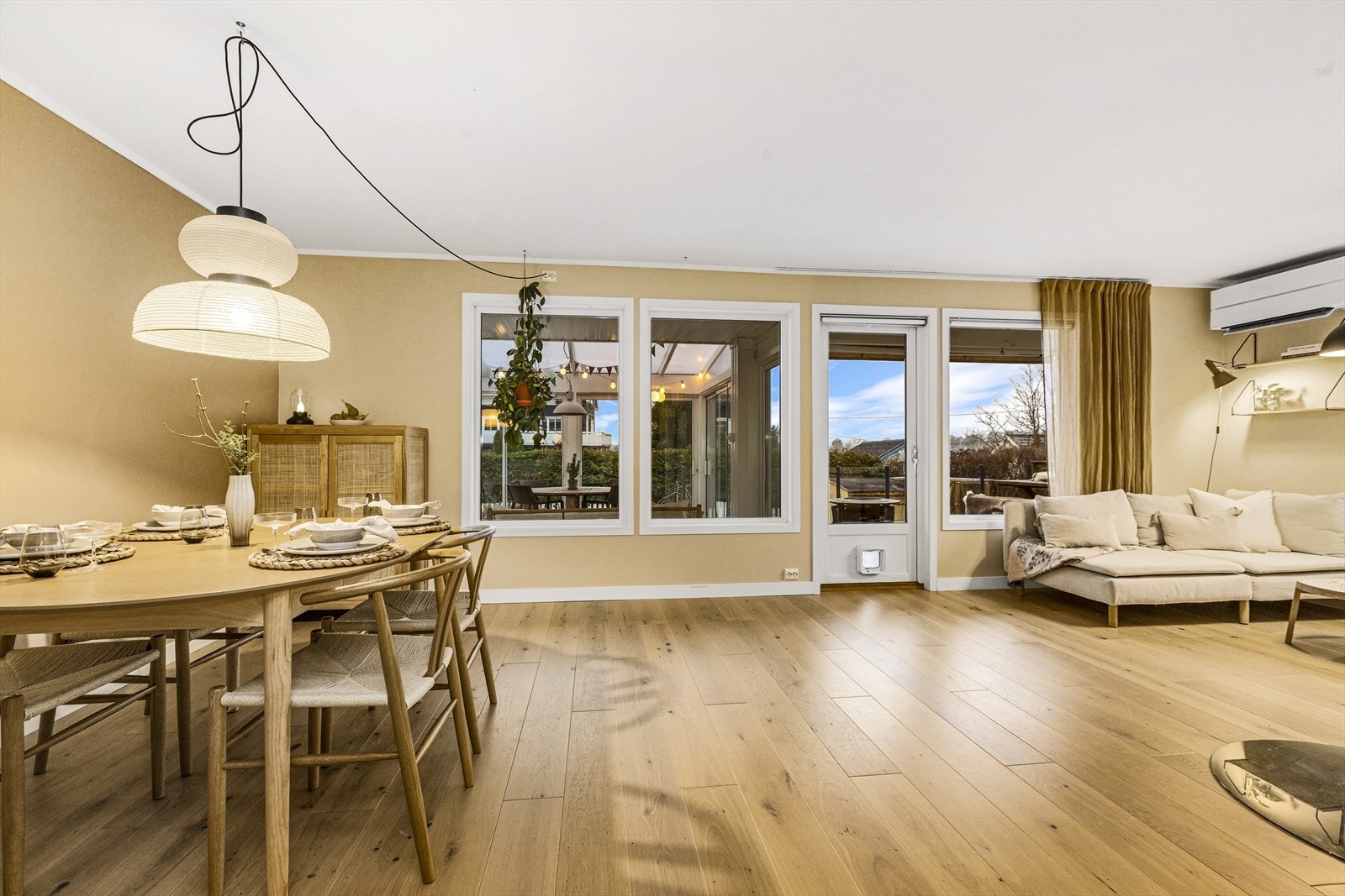 Store vindusflater gir godt med dagslys i stuen Galleribilde