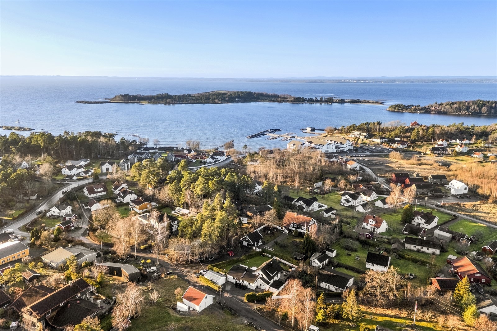 Eiendommen ligger kun et langt golfslag fra Støtvig hotel med spa- restaurant- strand og øvrige fasiliteter Galleribilde