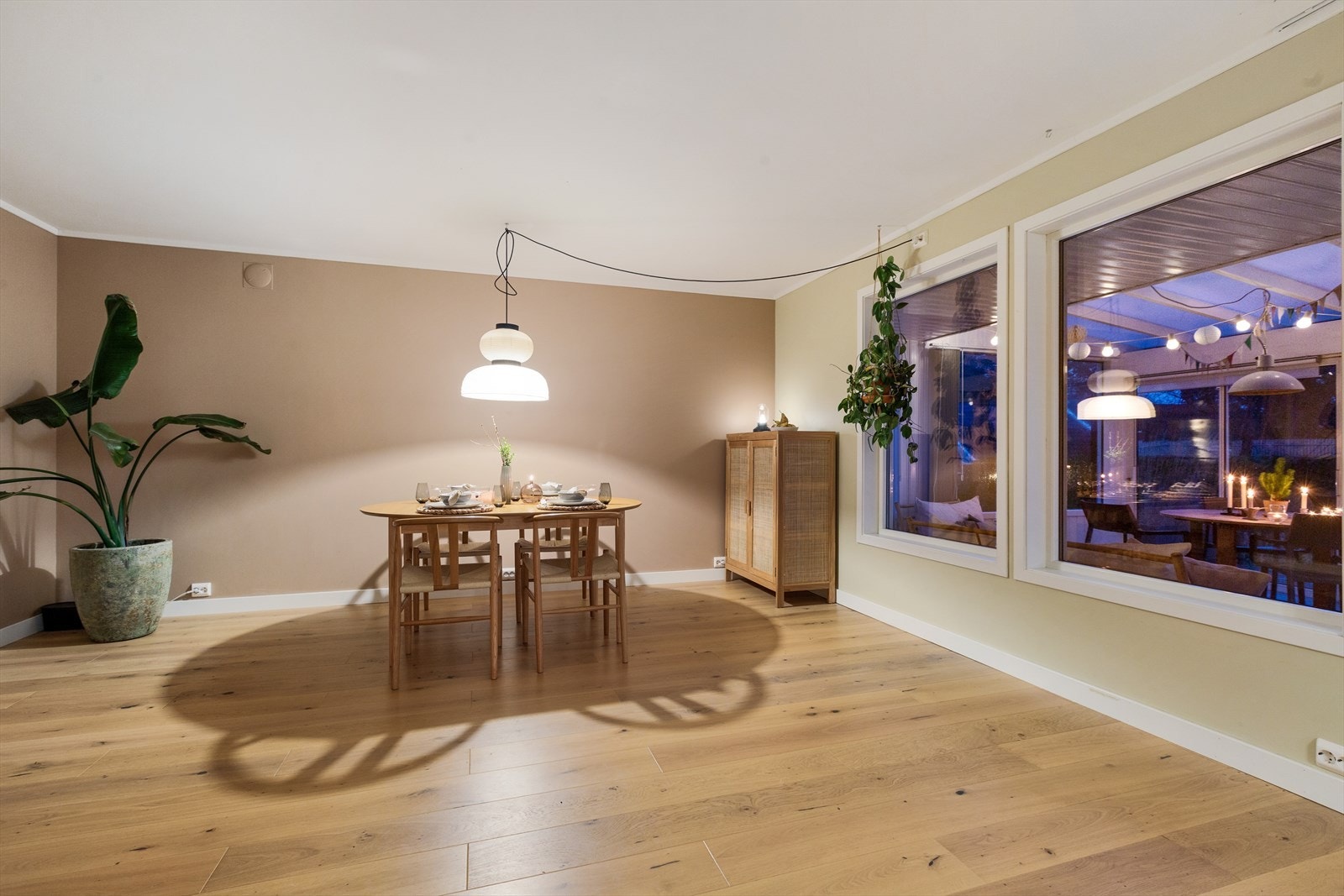 Spisestue- her er det også plass til mange gjester Galleribilde