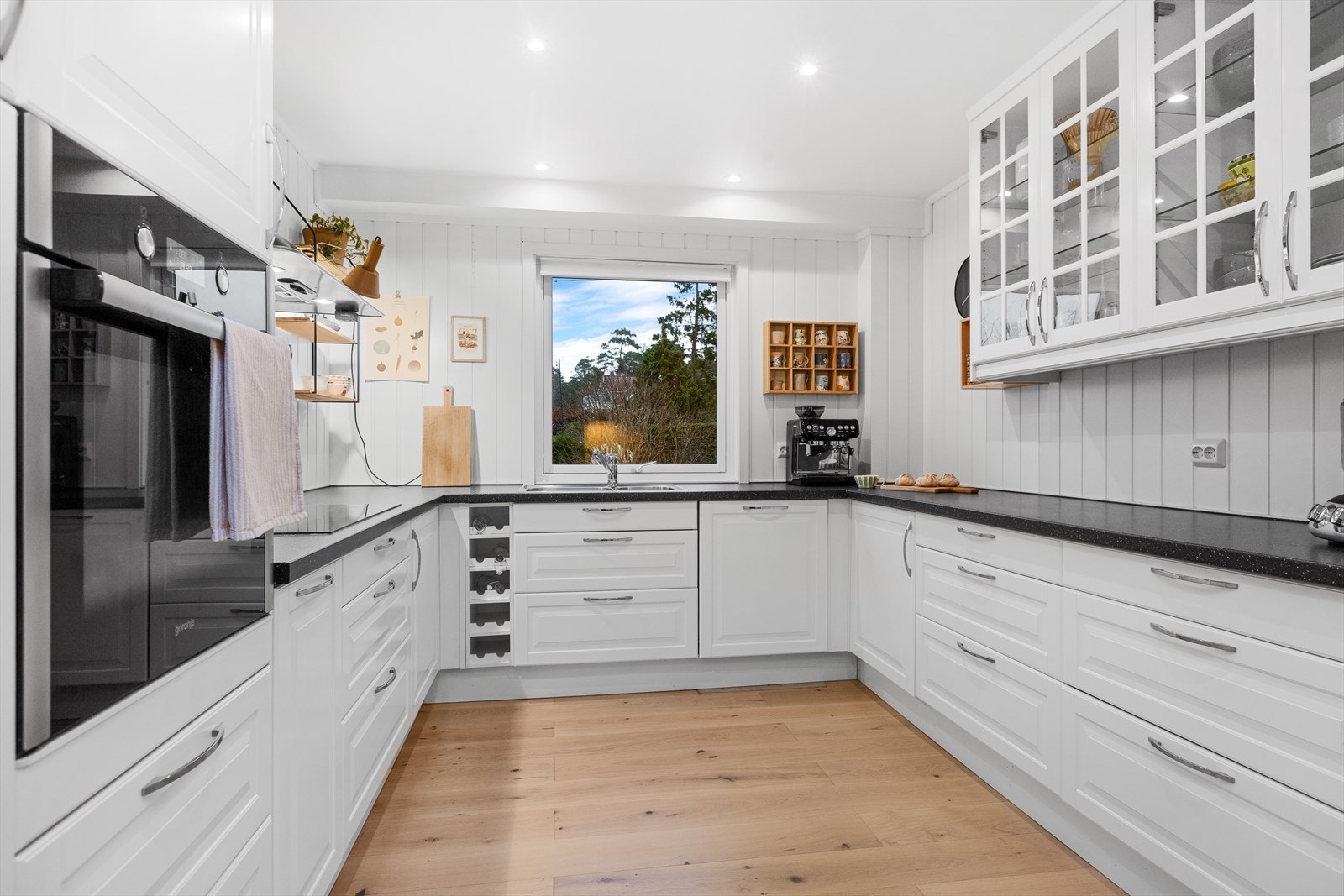 Integrerte hvitevarer som koketopp, stekeovn og oppvaskmaskin- legg merke til den store benkplassen som er praktisk for gode arbeidsvilkår på kjøkkenet Galleribilde