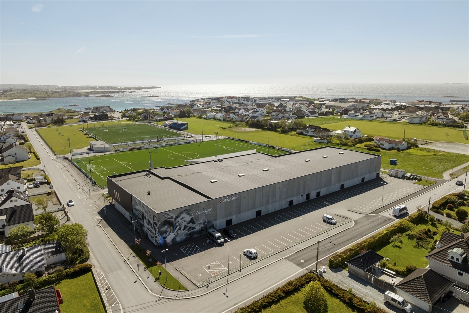 Umiddelbar nærhet til det flotte idrettsanlegget i Åkrehamn. Galleribilde