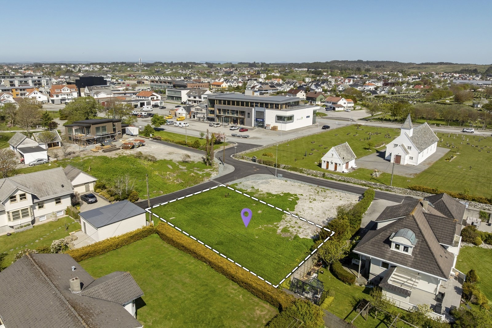 Tomt midt i sentrum av Åkrehamn. Her kan du bygge din drømmebolig og være en del av sentrumslivet. Galleribilde