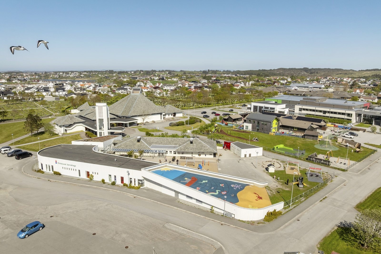 Umiddelbar nærhet til både barnehage, kirke, yrkesskole og ungdomsskole. Galleribilde