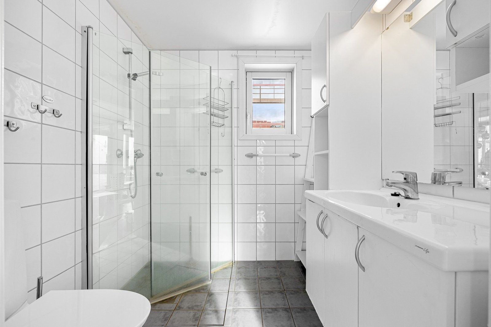 Flislagt gulv med varme og flislagte vegger. Galleribilde