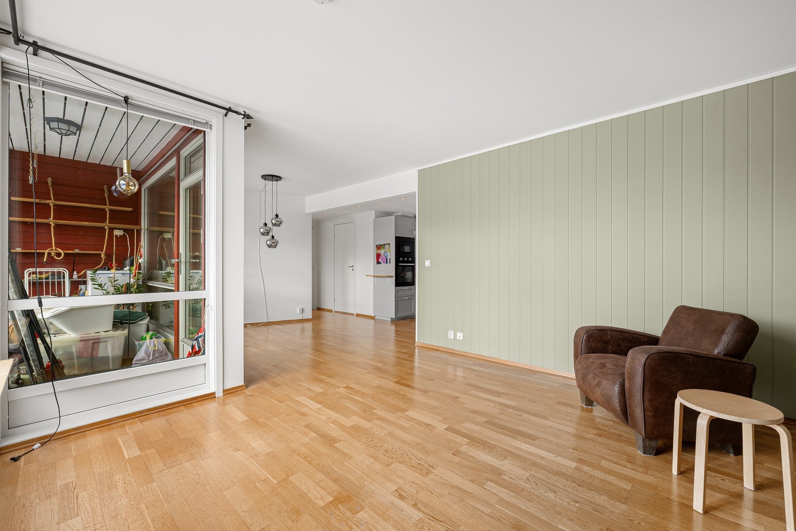 Gulv belagt med parkett. Vegger av malte slette flater og malt panel. Himling av malte slette flater. Galleribilde