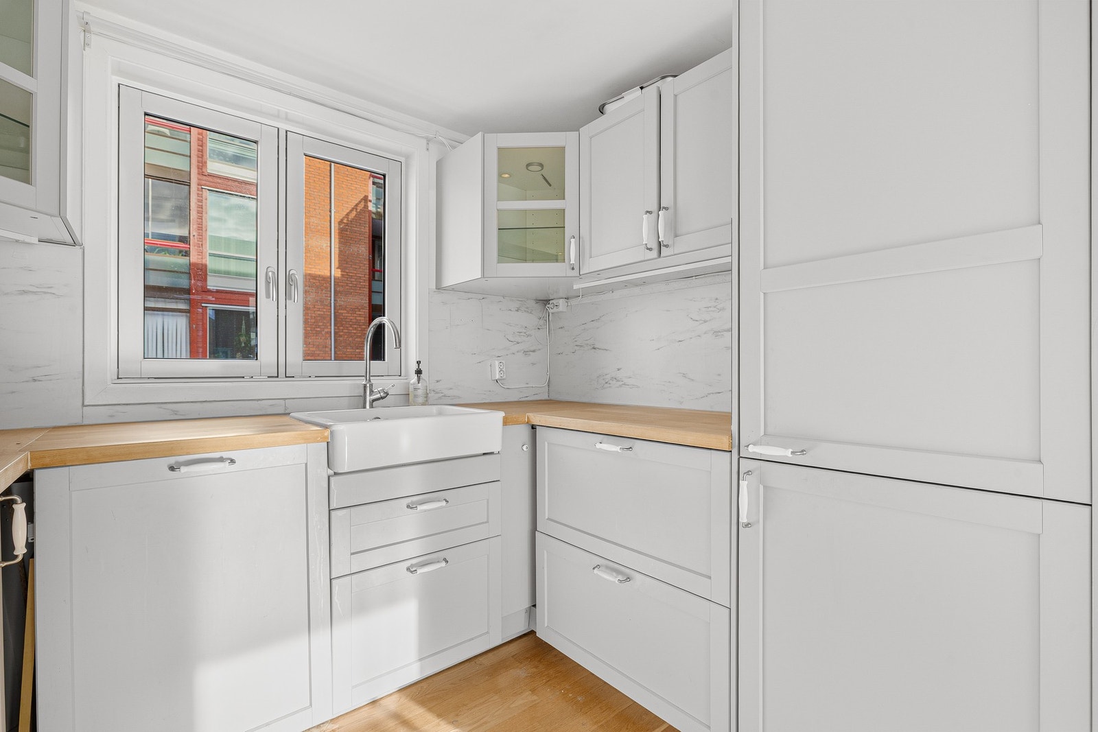 Nedsenket platetopp og integrert kjøleskap med fryser og vaskemaskin. Avtrekksvifte i overskap. Galleribilde