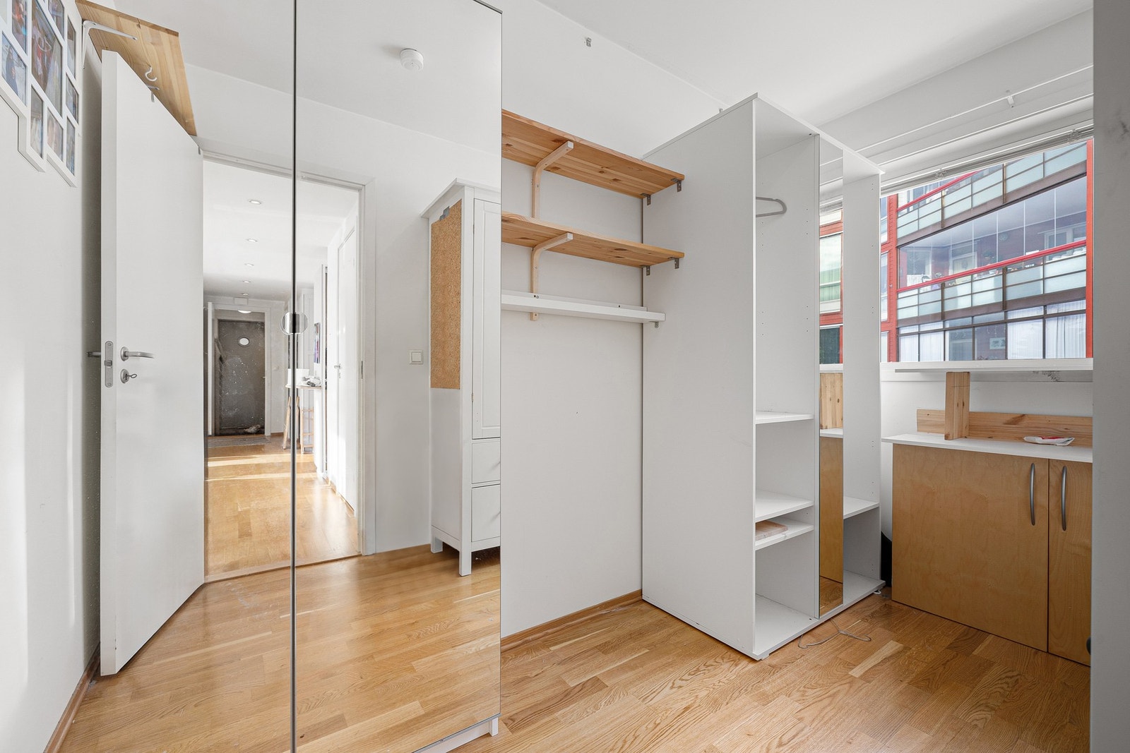 Gulv belagt med parkett. Vegger og himling av malte slette flater. Galleribilde