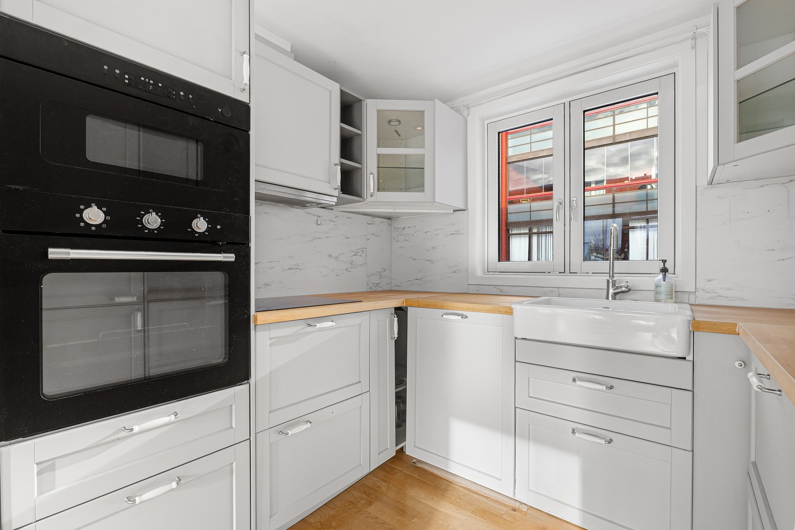 Folierte skrog med profilerte fronter. Laminert benkeplate med nedsenket utslagsvask og ettgreps armatur Galleribilde