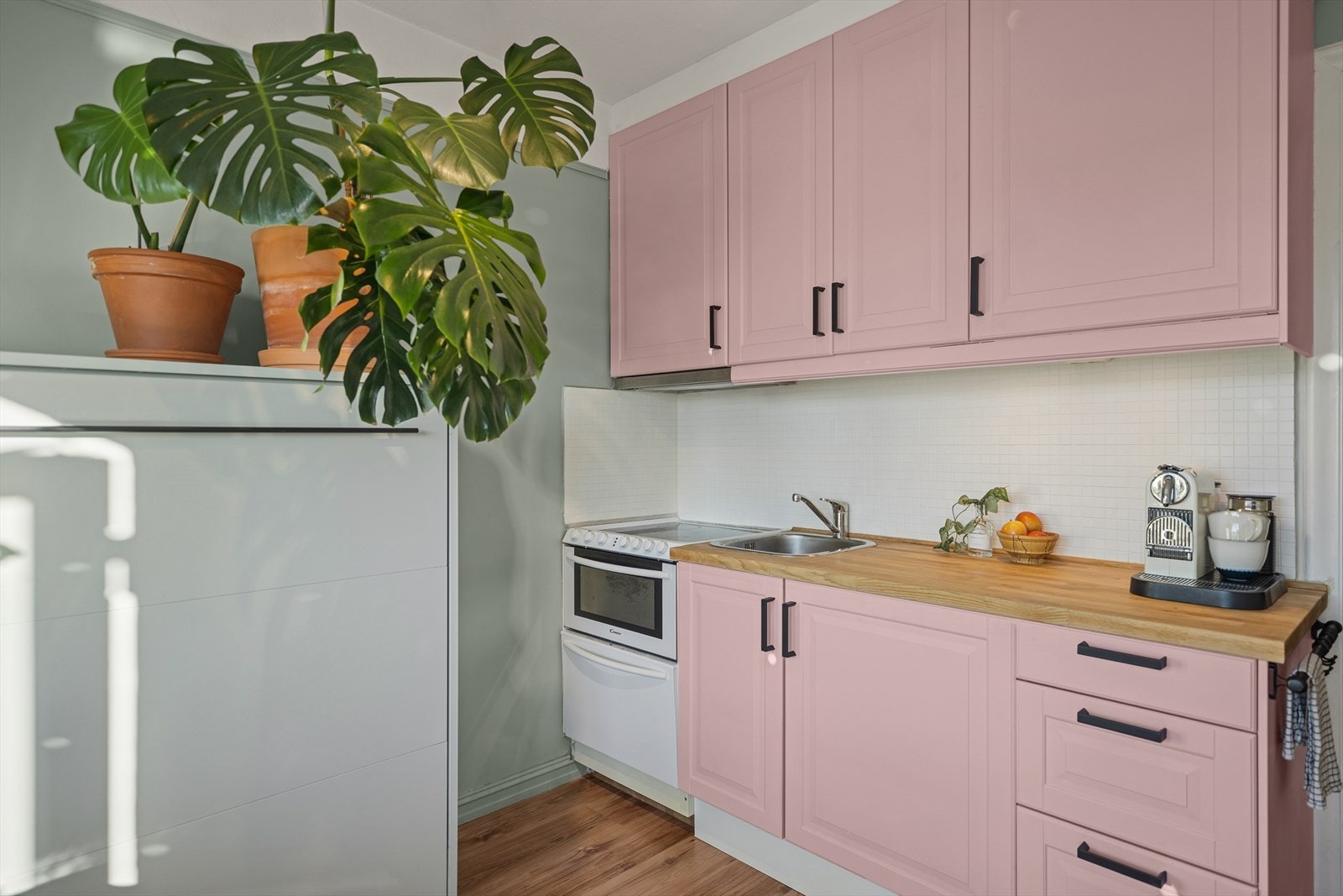 Smart kjøkkeninnredning med lyse fronter og god arbeidsflate. Effektiv planløsning som utnytter plassen maksimalt. Galleribilde