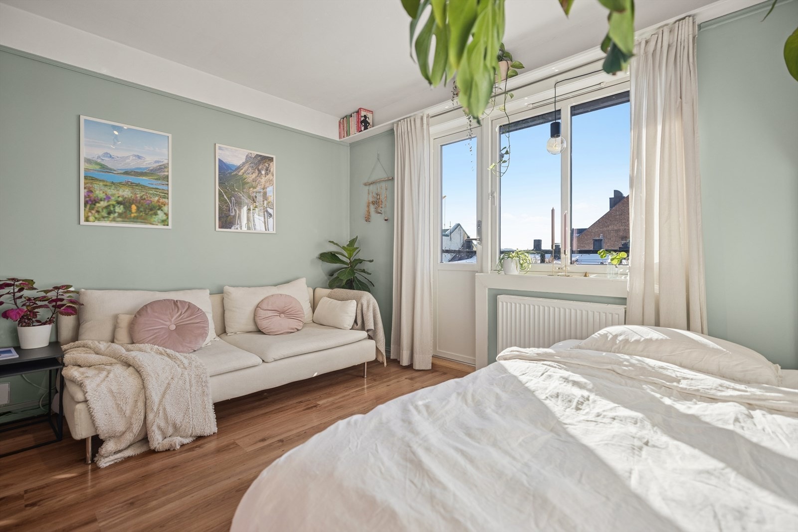 Når sengen er slått opp får du god plass til sofa, spiseplass og sosial sone. En svært smart og fleksibel løsning. Galleribilde