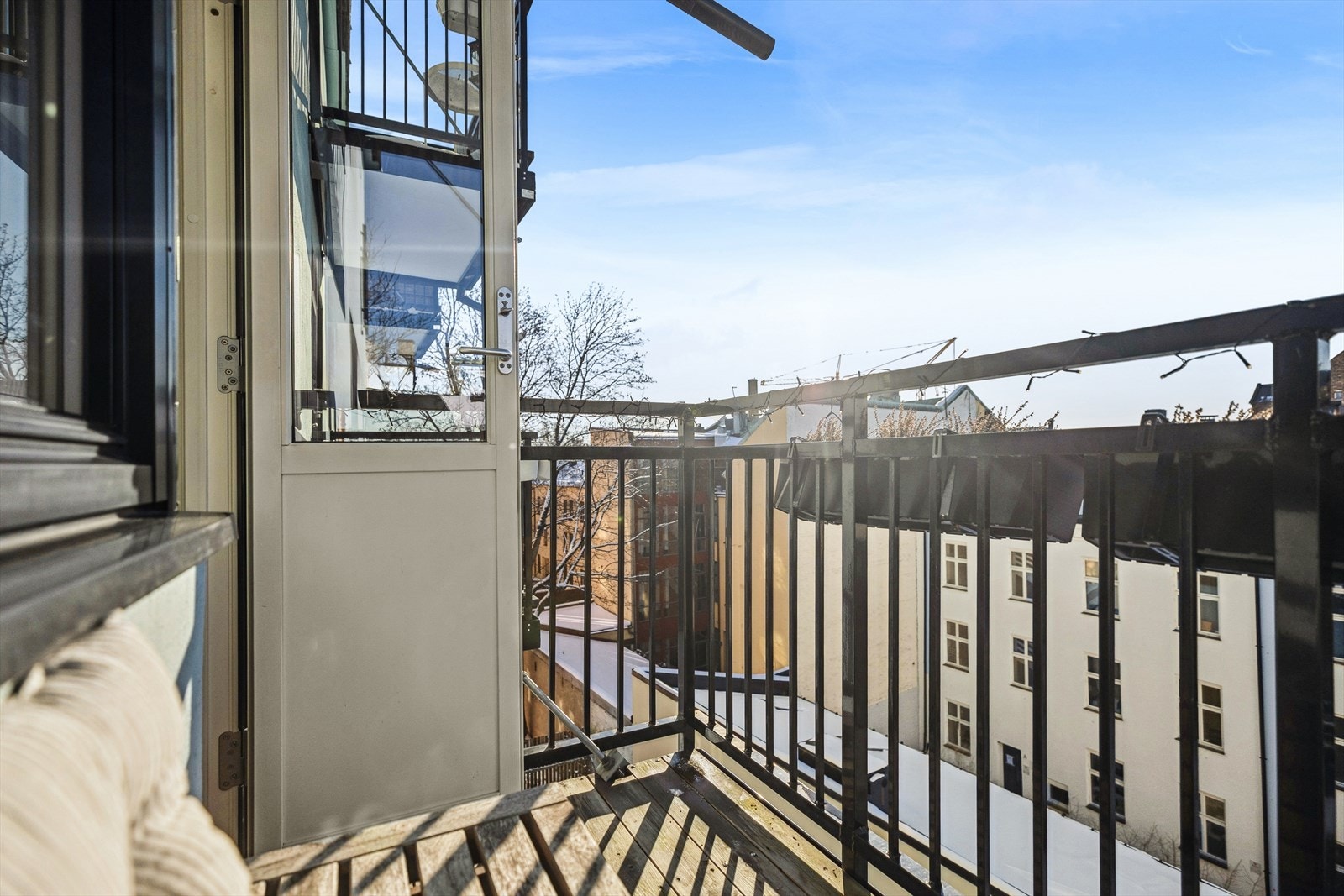 Skjermet og hyggelig utsyn mot rolig bakgård - uten innsyn og med gode lysforhold. Galleribilde