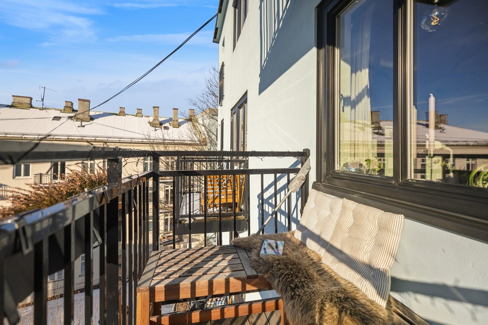 Balkongen fungerer som en naturlig forlengelse av stuen og gir leiligheten en ekstra romfølelse i sommerhalvåret. Galleribilde